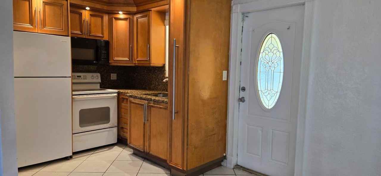 112 Newton Rd - Photo 5 of 31