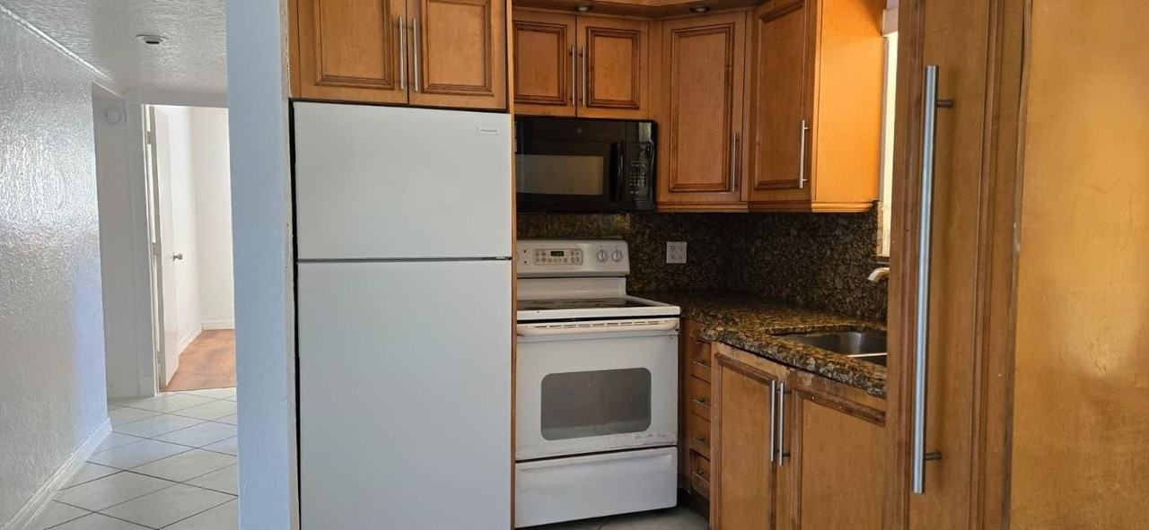 112 Newton Rd - Photo 6 of 31