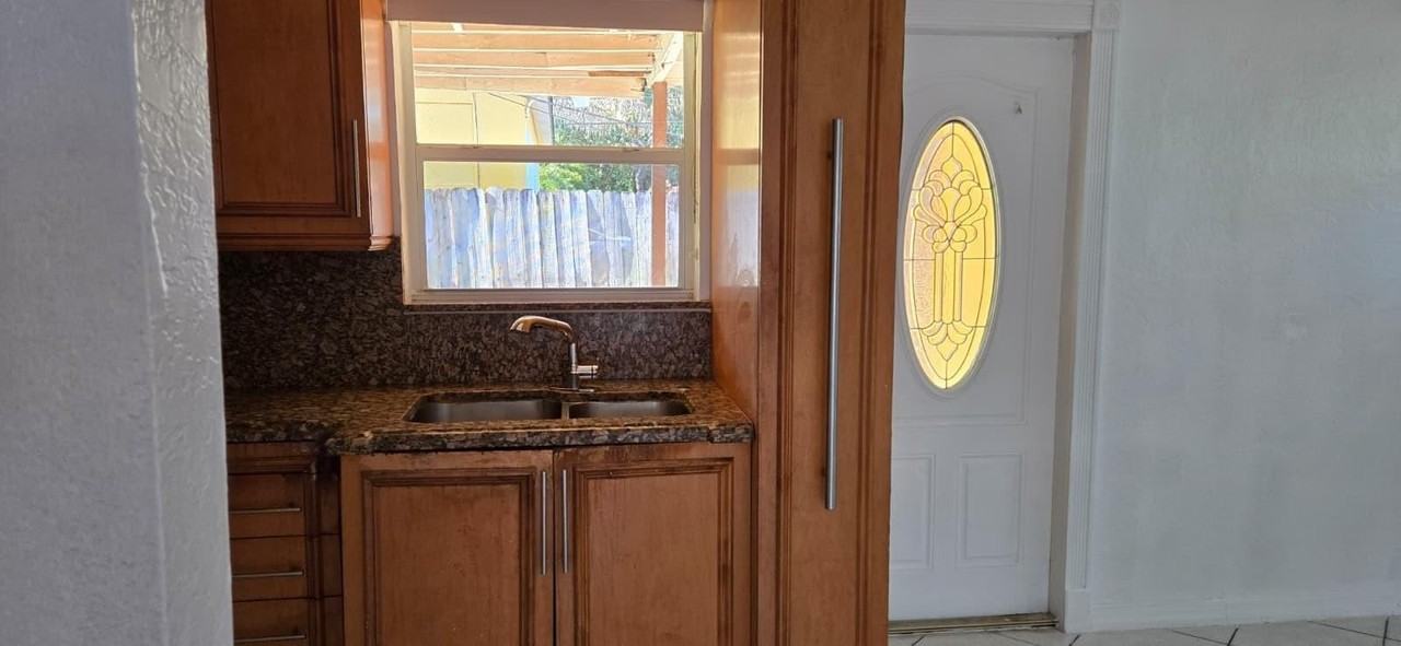112 Newton Rd - Photo 7 of 31