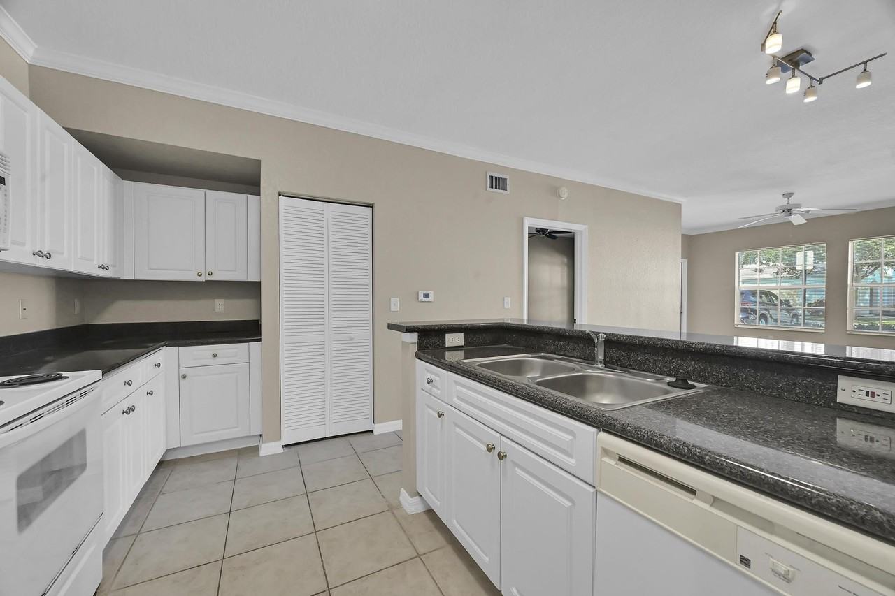 196 Se Kitching Cir - Photo 2 of 27