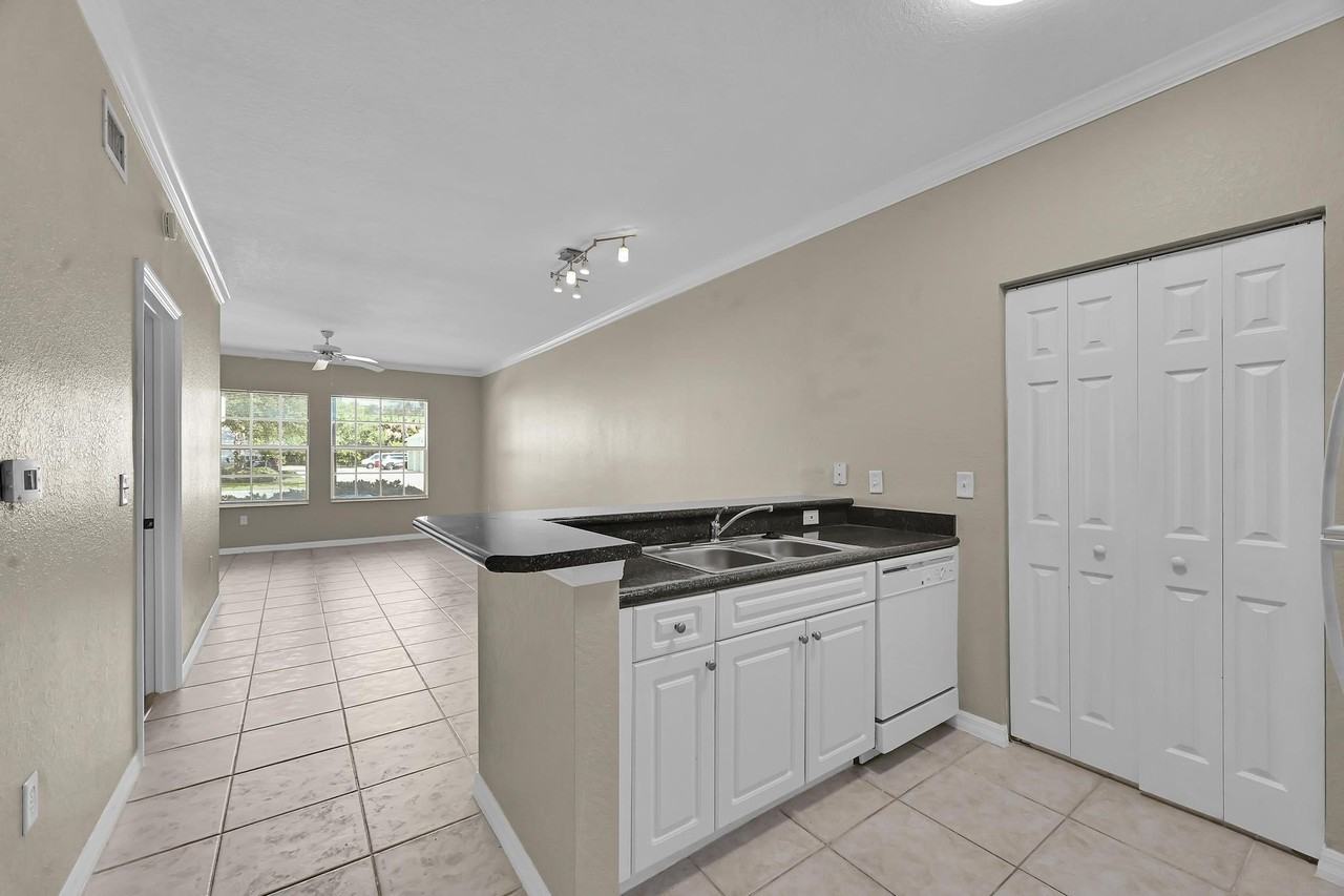 196 Se Kitching Cir - Photo 6 of 27