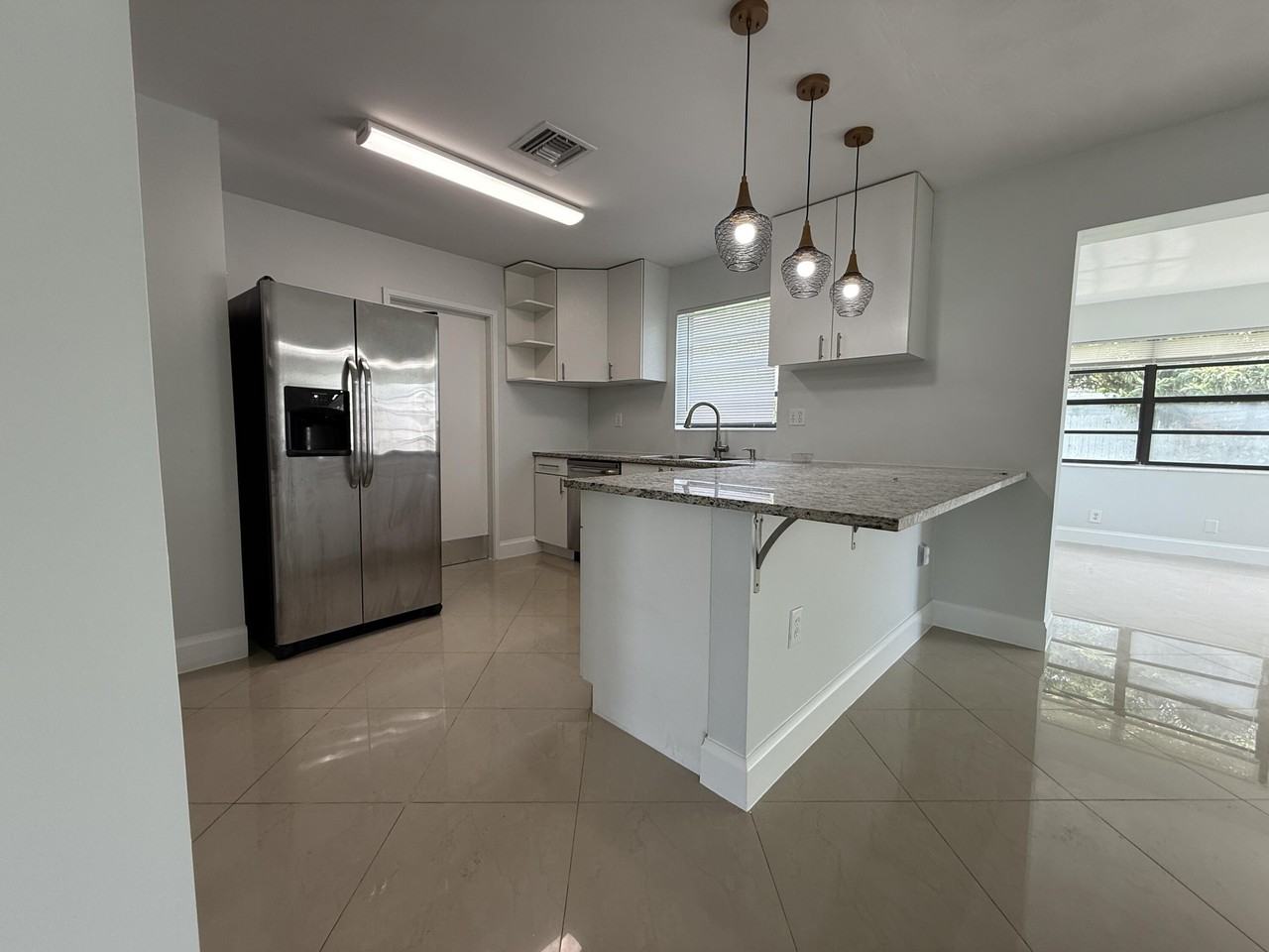 477 Ne 35th St - Photo 4 of 35