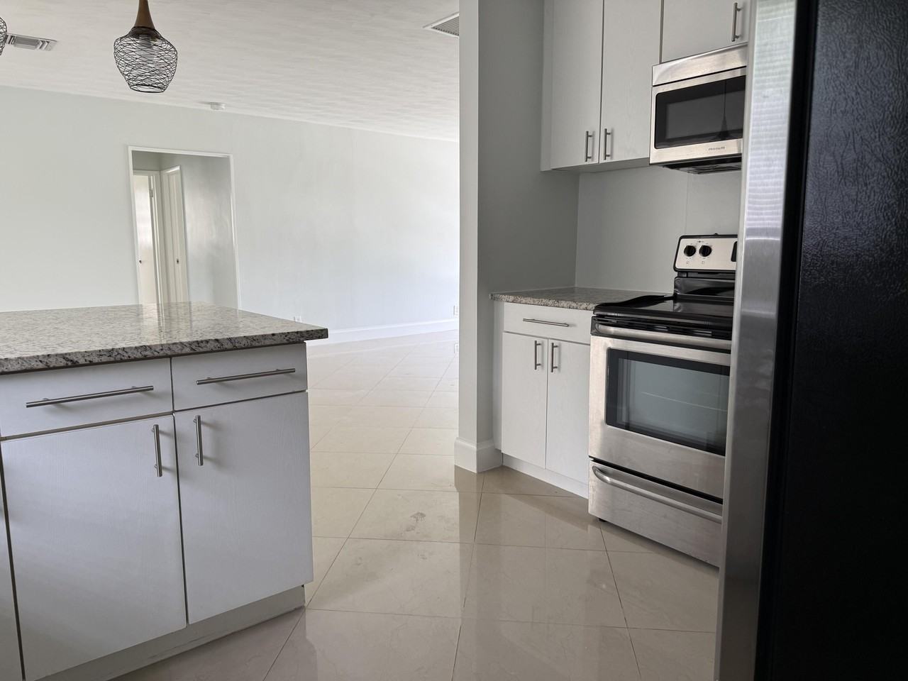 477 Ne 35th St - Photo 5 of 35