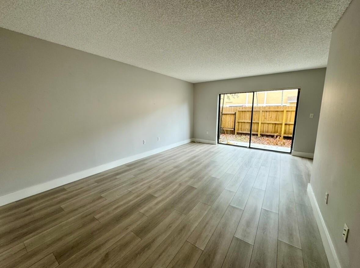 9473 Palm Cir N - Photo 4 of 11