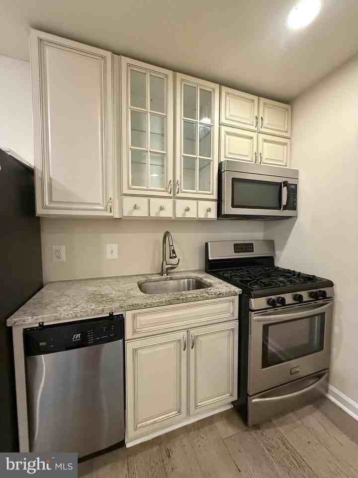 1720 H St Ne #B - Photo 2 of 10