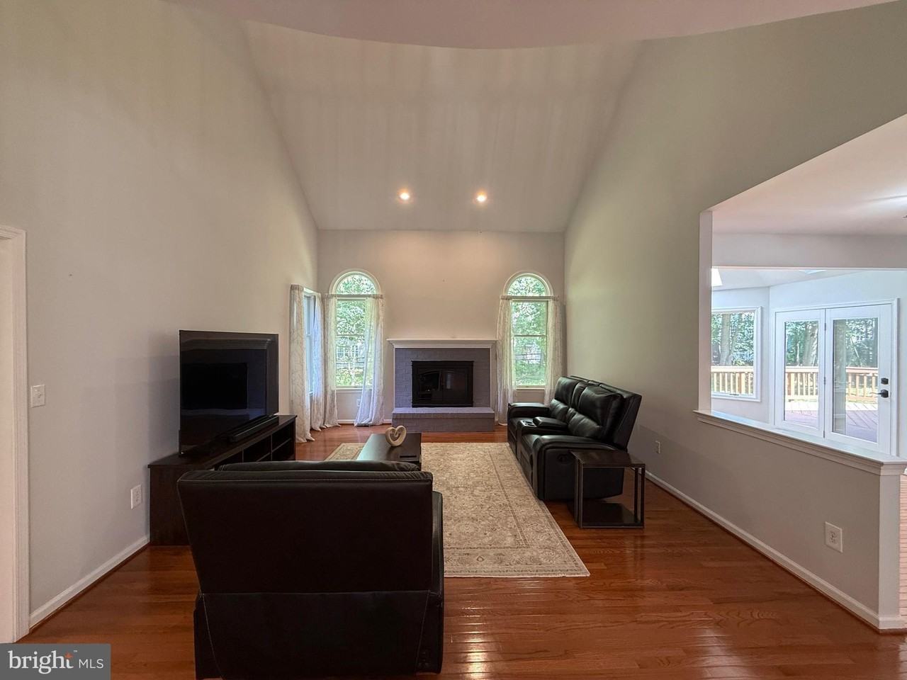 8011 Lions Crest Way - Photo 4 of 41