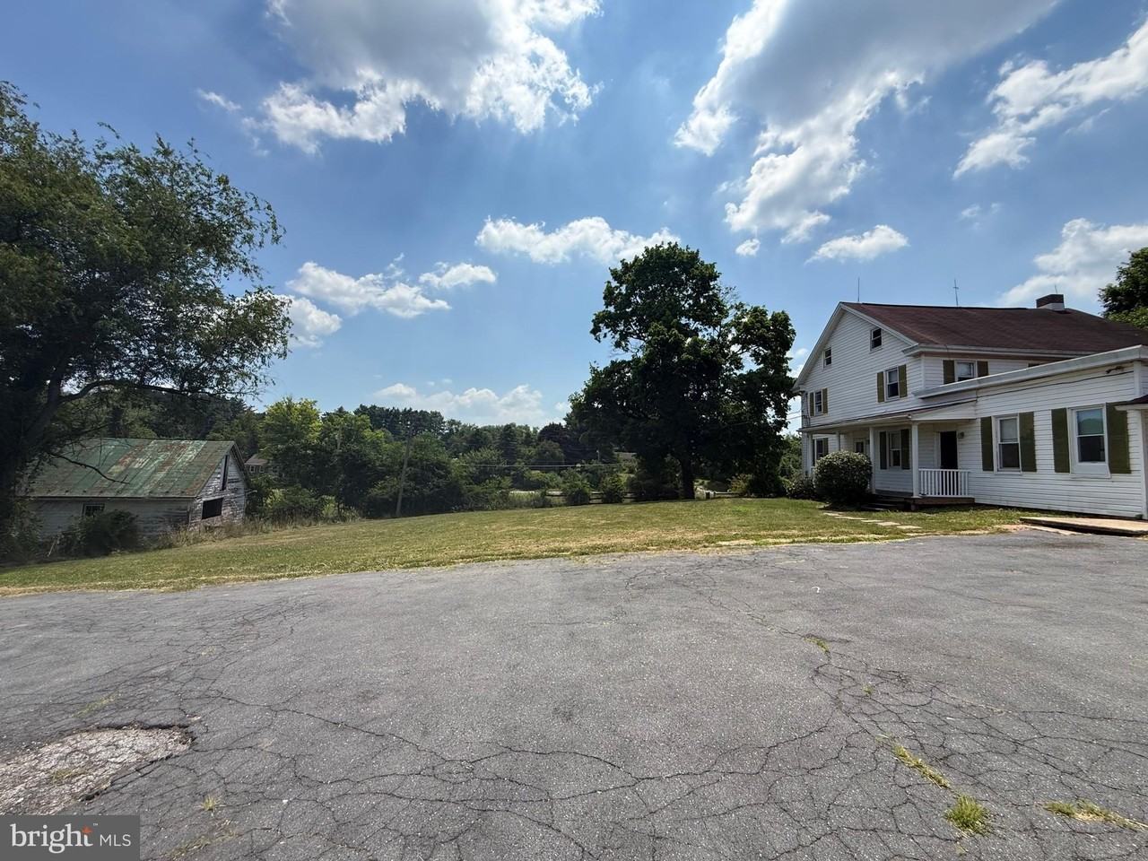 1001 School House Ln - Photo 2 of 29