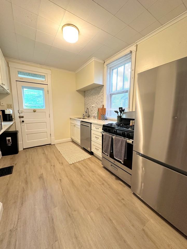 925 Baldwin St #1 - Photo 3 of 13