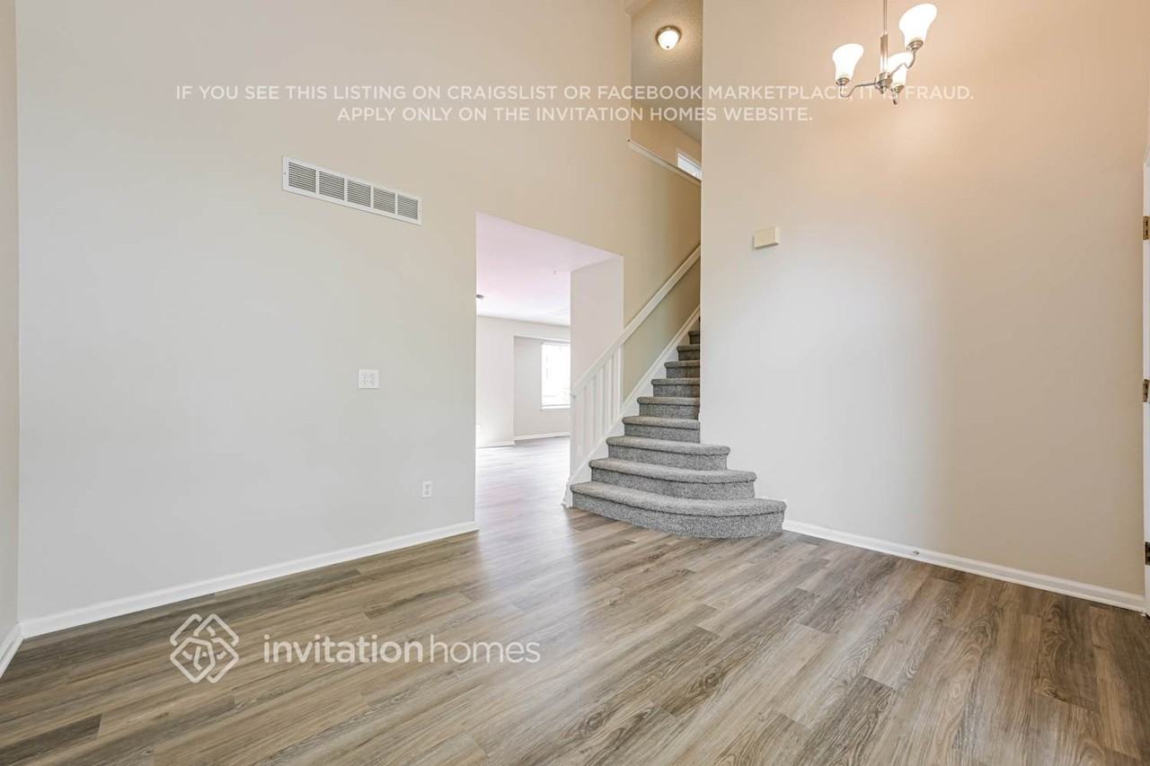 11303 Haswell Ct - Photo 5 of 19