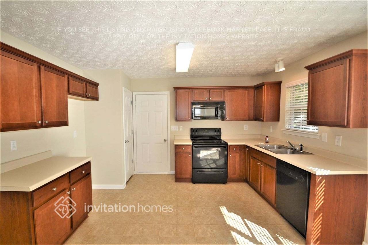 559 Michael Cir - Photo 3 of 11