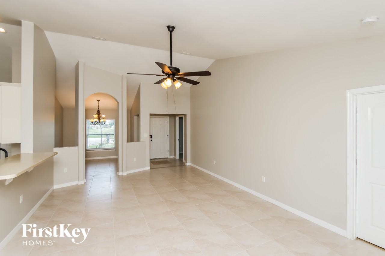 1932 Gloria Cir Ne - Photo 3 of 15