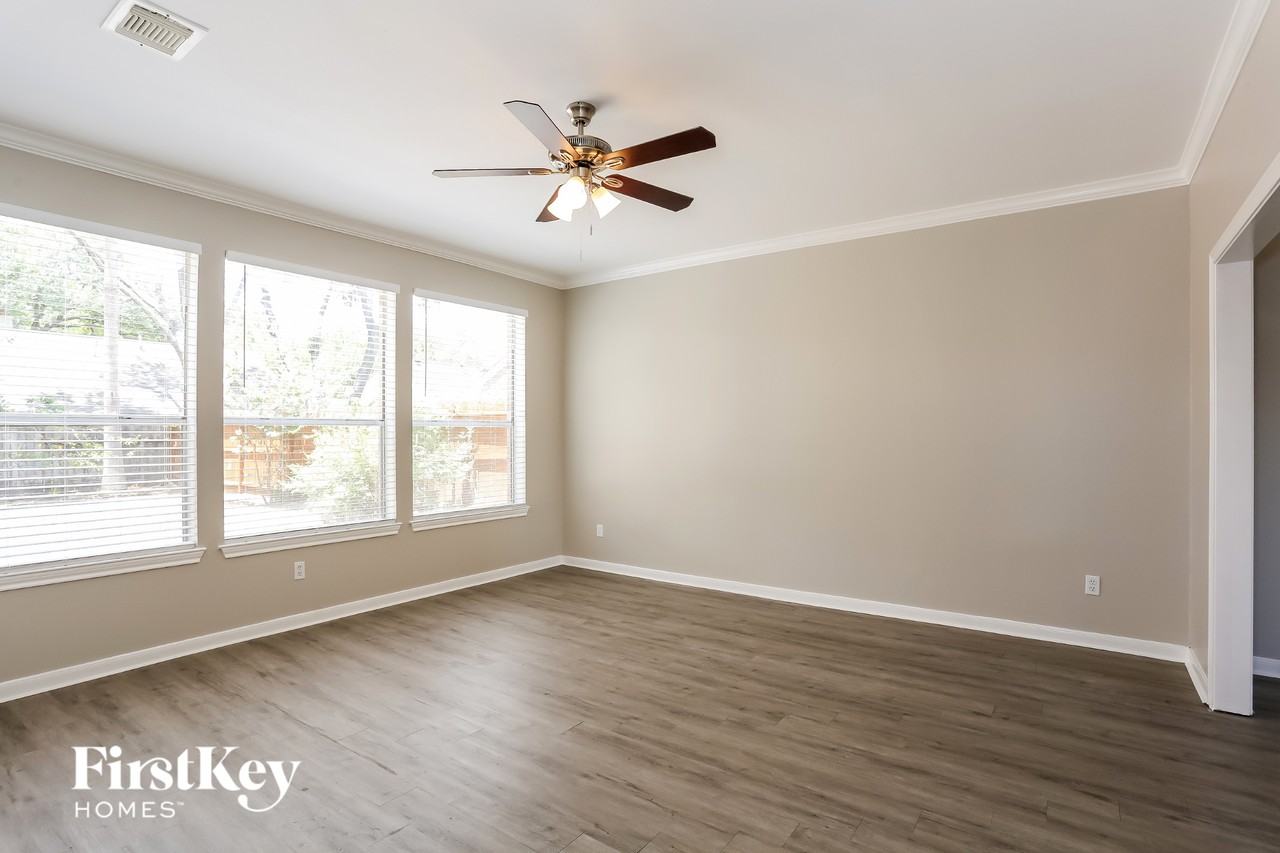 5711 Parryville Dr - Photo 3 of 15
