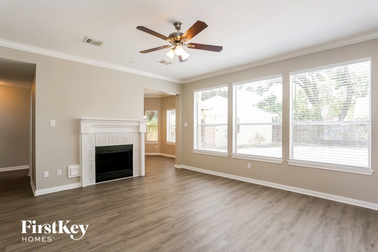 5711 Parryville Dr - Photo 4 of 15