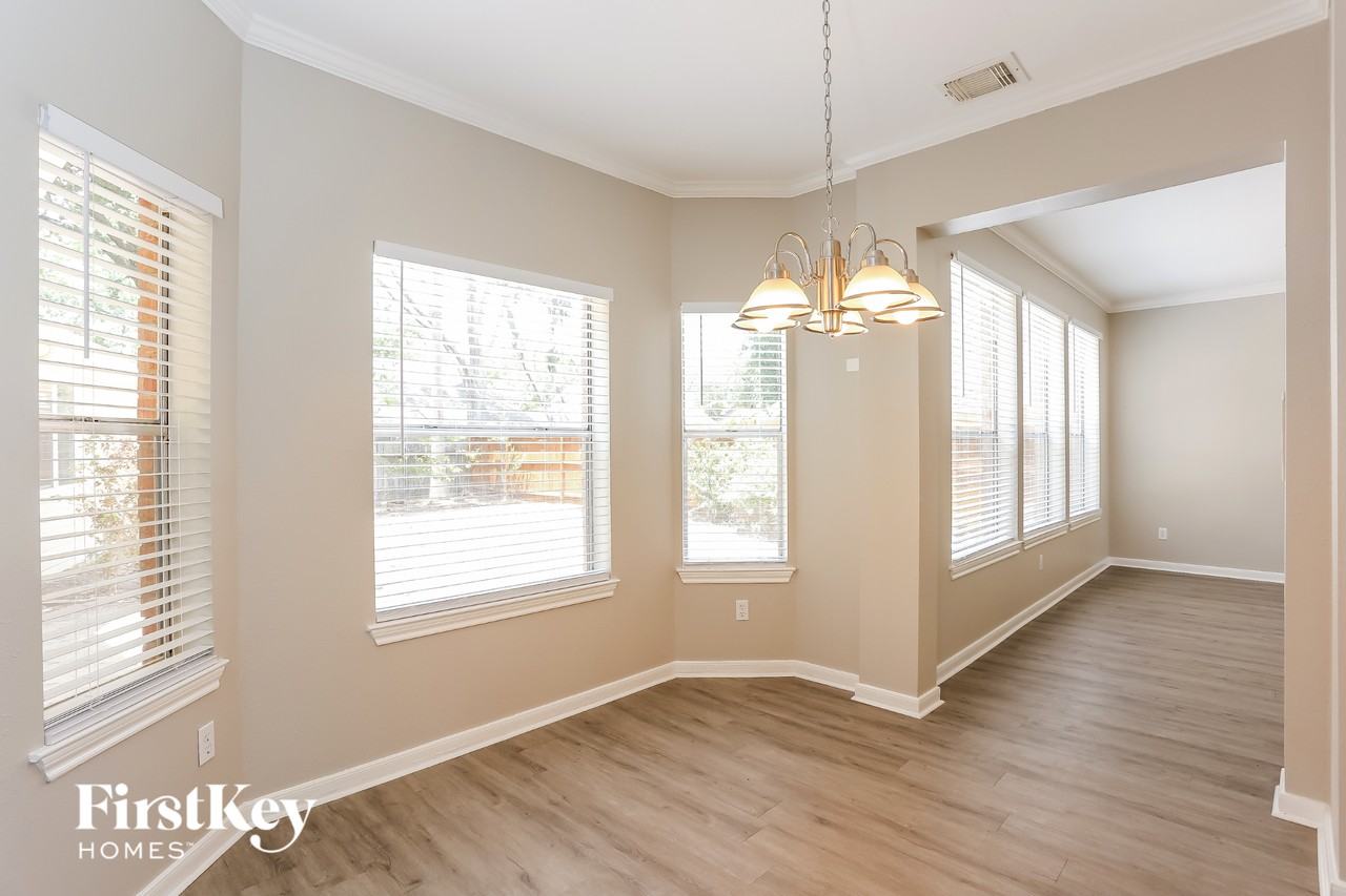 5711 Parryville Dr - Photo 6 of 15