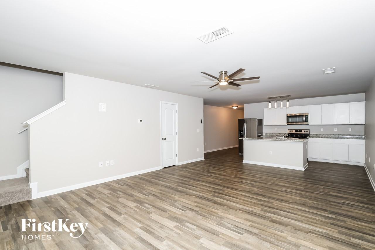 2550 Wood Bend Ln - Photo 4 of 15
