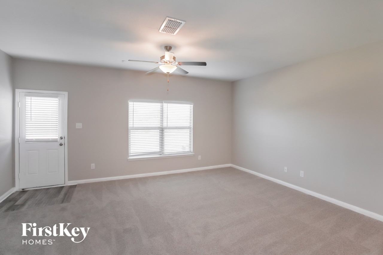 112 Barbwire Way - Photo 3 of 15