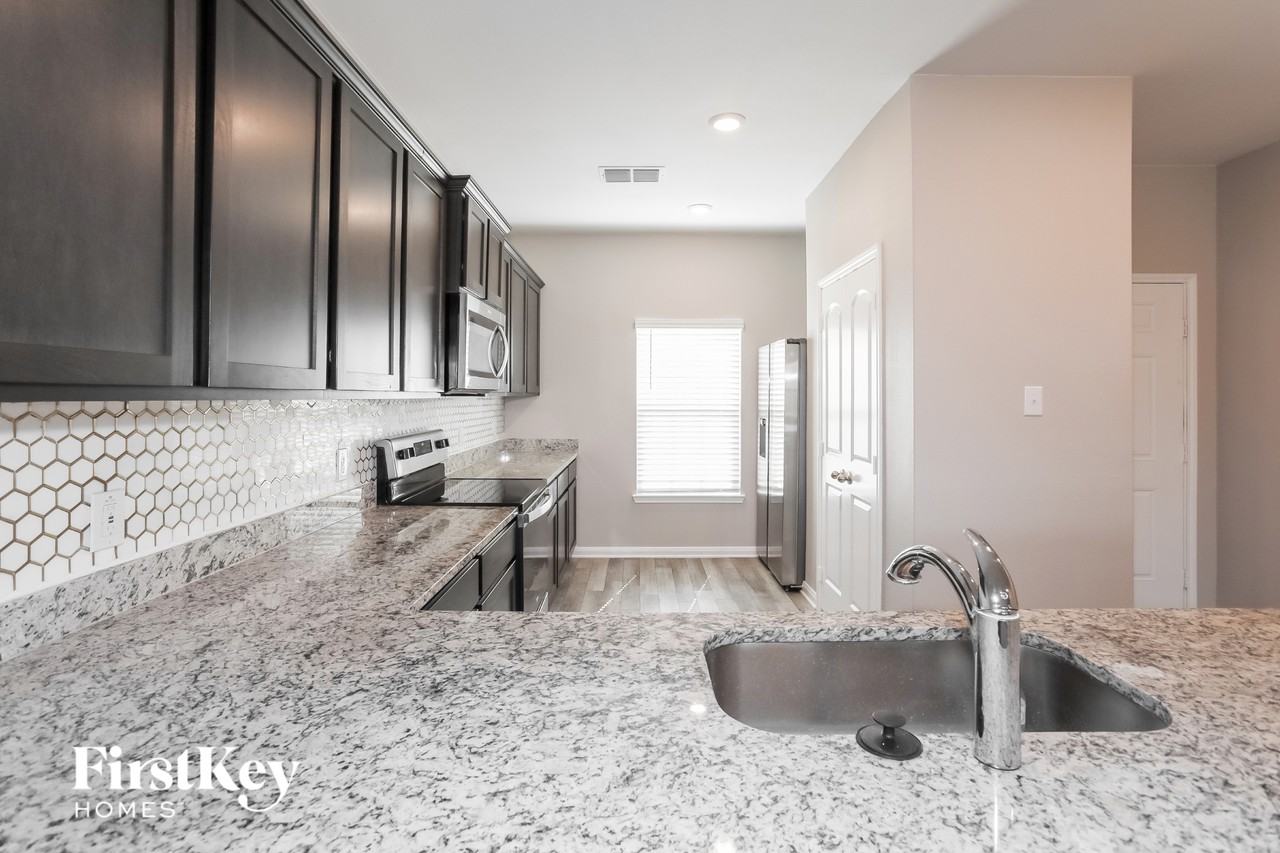 112 Barbwire Way - Photo 4 of 15