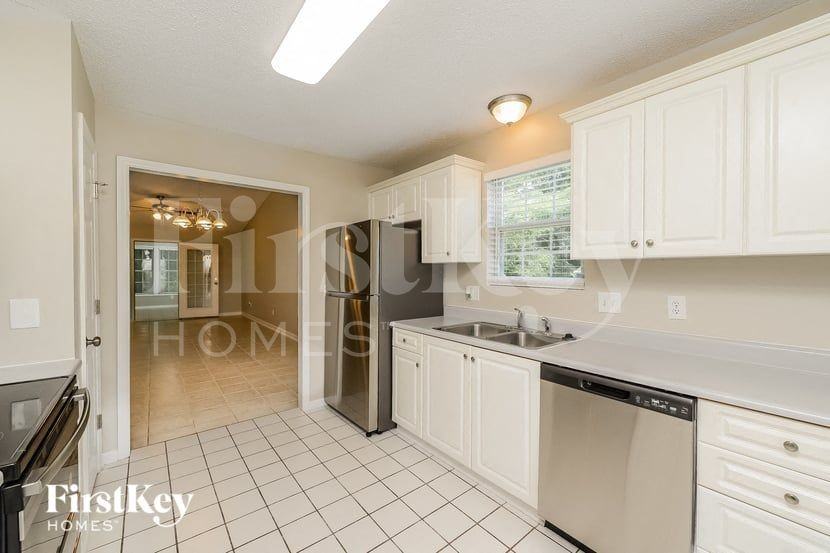 911 James Rd - Photo 7 of 15