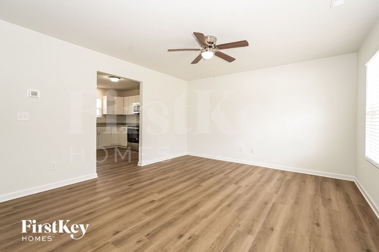 813 Pine Circle Dr - Photo 3 of 15