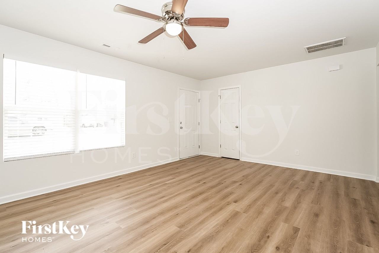 813 Pine Circle Dr - Photo 4 of 15