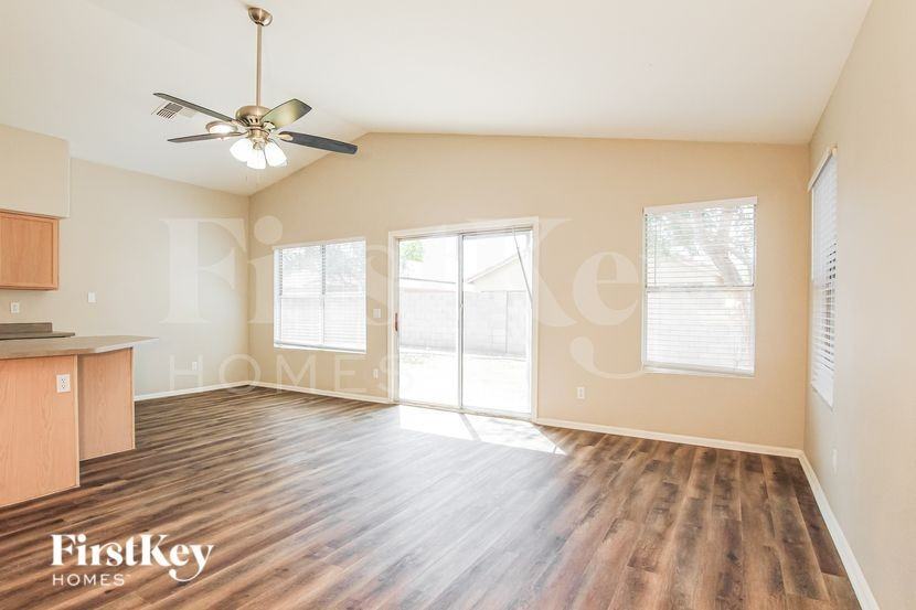 15615 W Watkins St - Photo 2 of 16