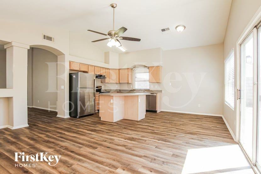 15615 W Watkins St - Photo 3 of 16
