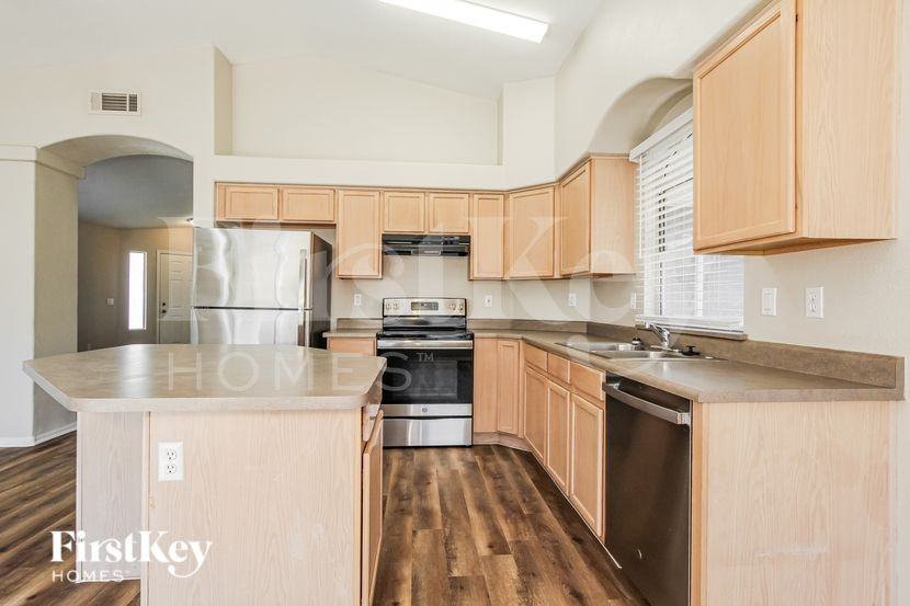 15615 W Watkins St - Photo 4 of 16