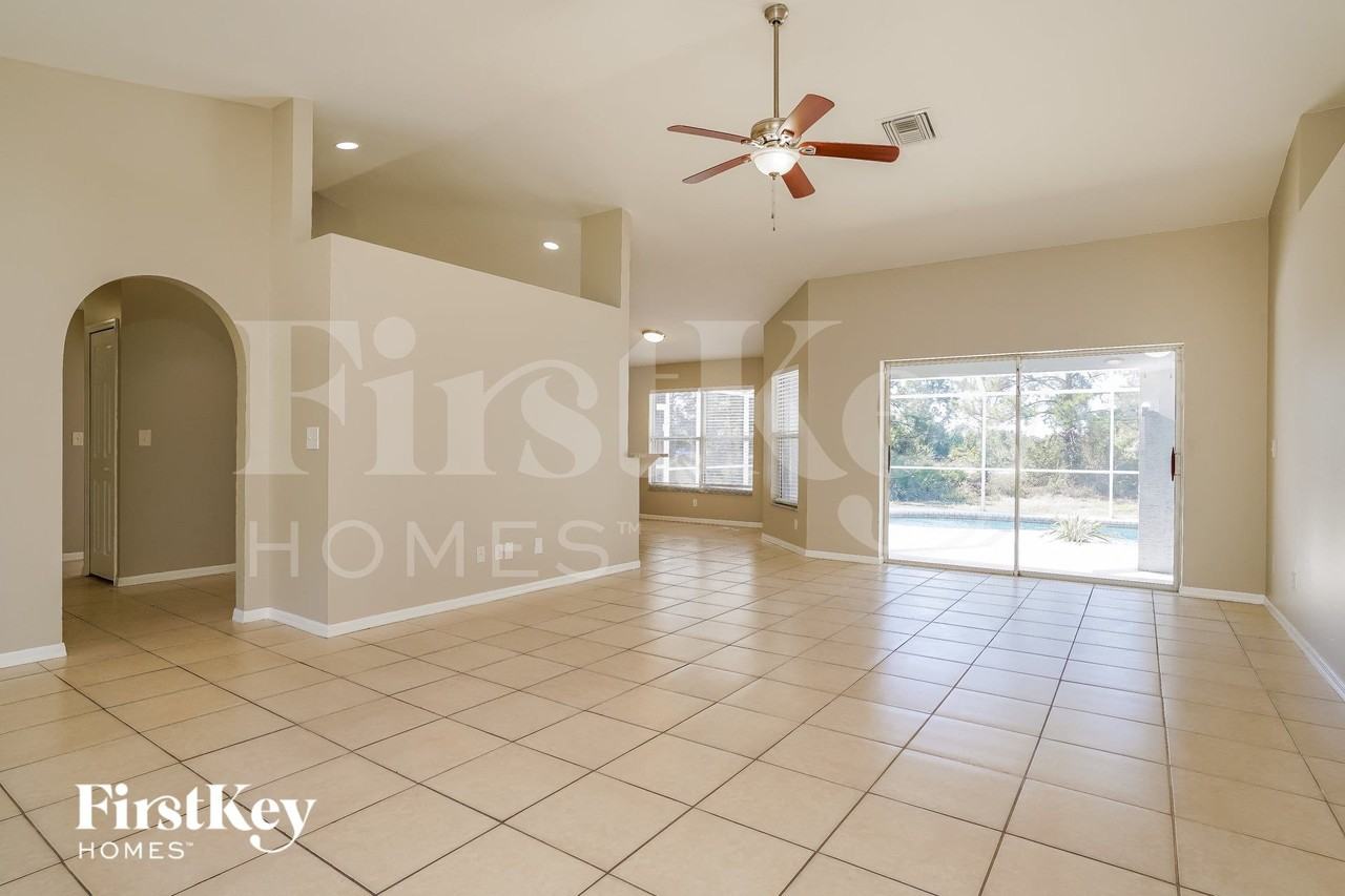1917 Venice Ave N - Photo 2 of 15