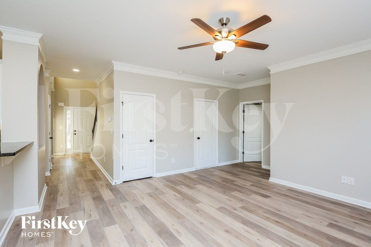 3192 Sag Harbor Ln - Photo 2 of 15