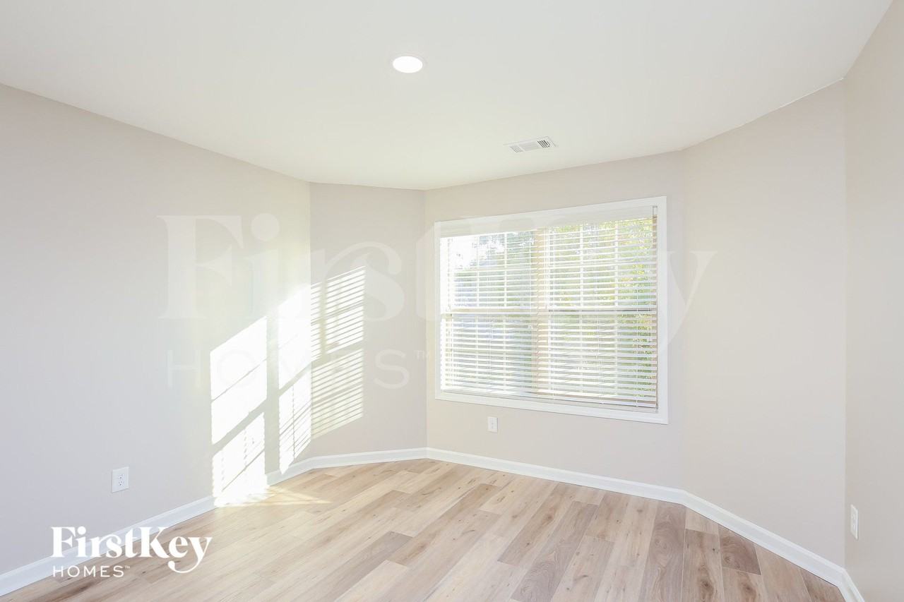 3192 Sag Harbor Ln - Photo 5 of 15