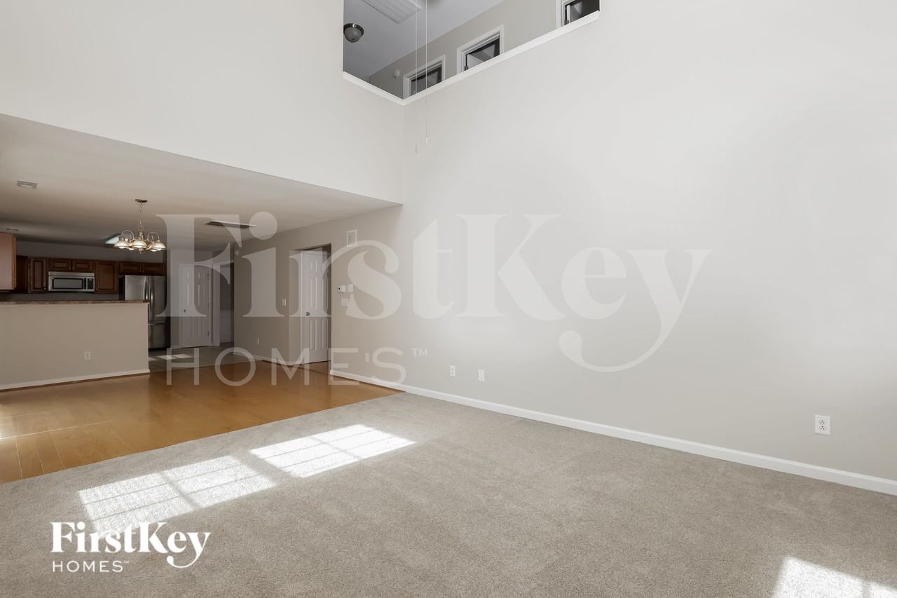 709 Southshore Pkwy - Photo 2 of 15