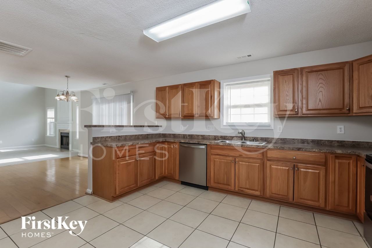 709 Southshore Pkwy - Photo 7 of 15