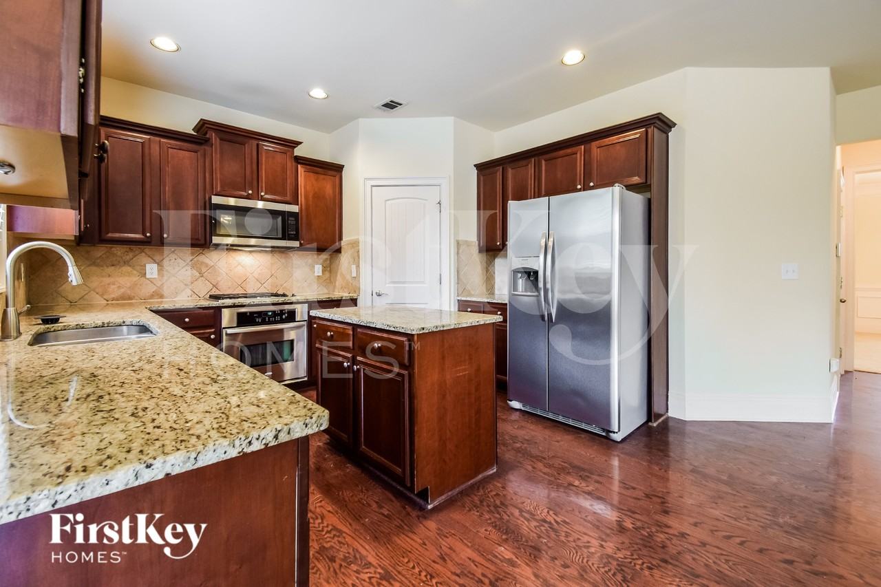 1068 Parkmist Dr - Photo 5 of 16