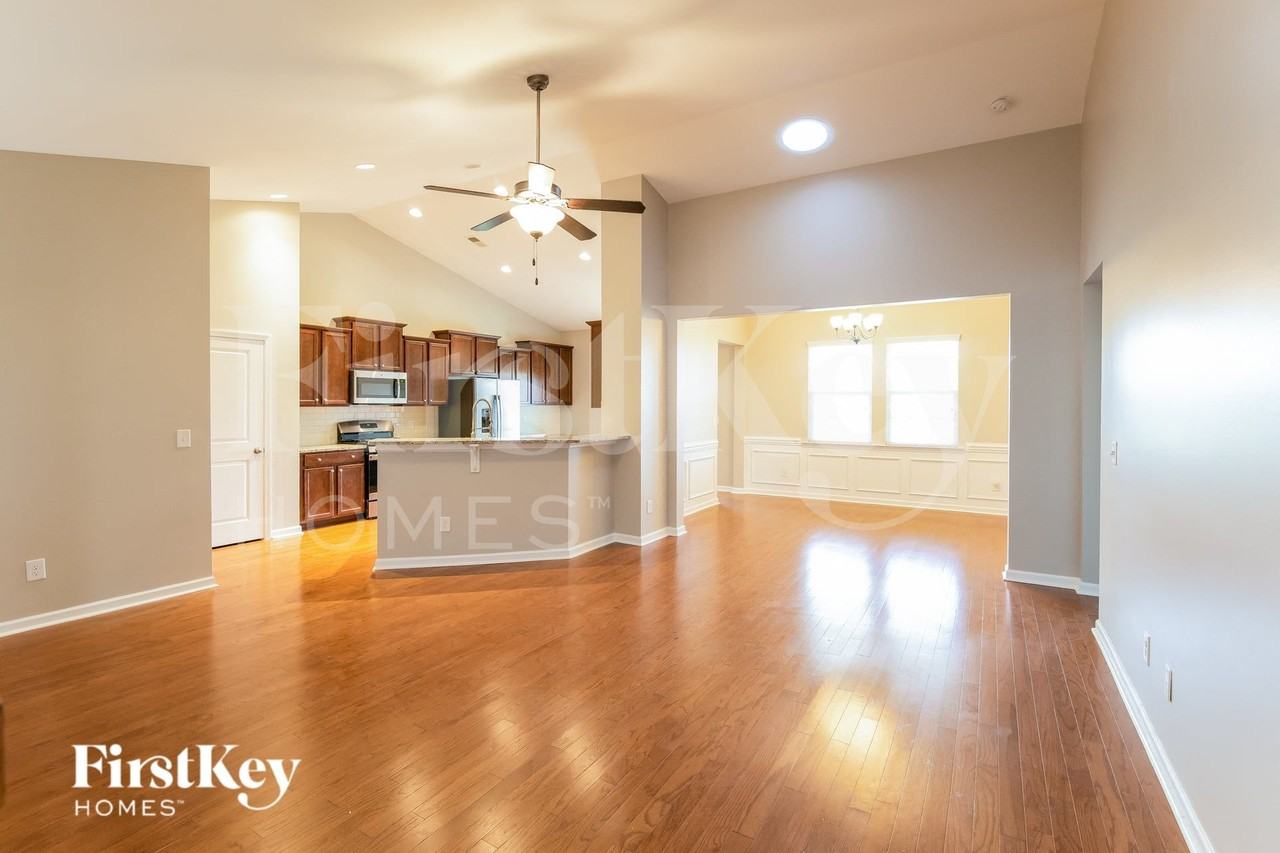 647 Redbud Ln - Photo 3 of 15