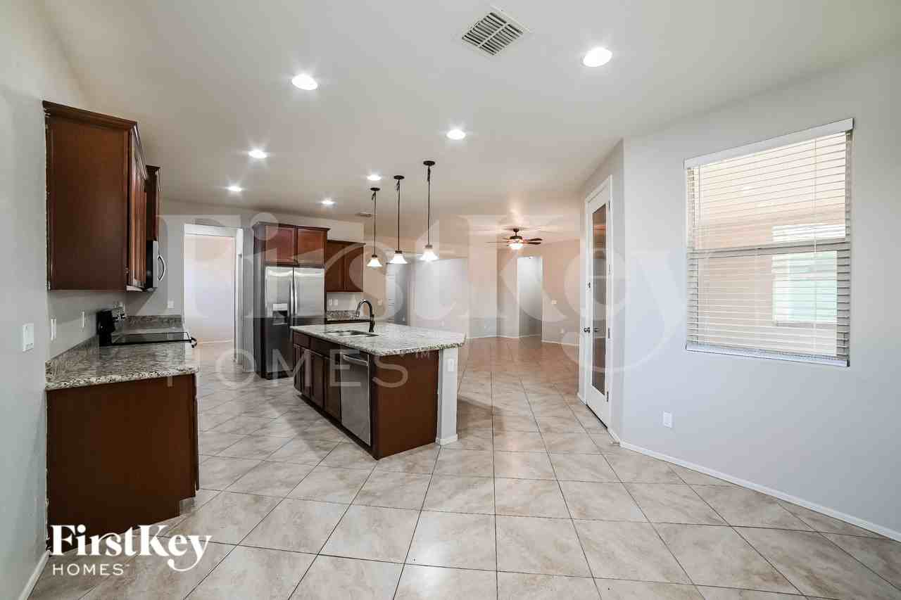 1931 W Desert Spring Way - Photo 5 of 15