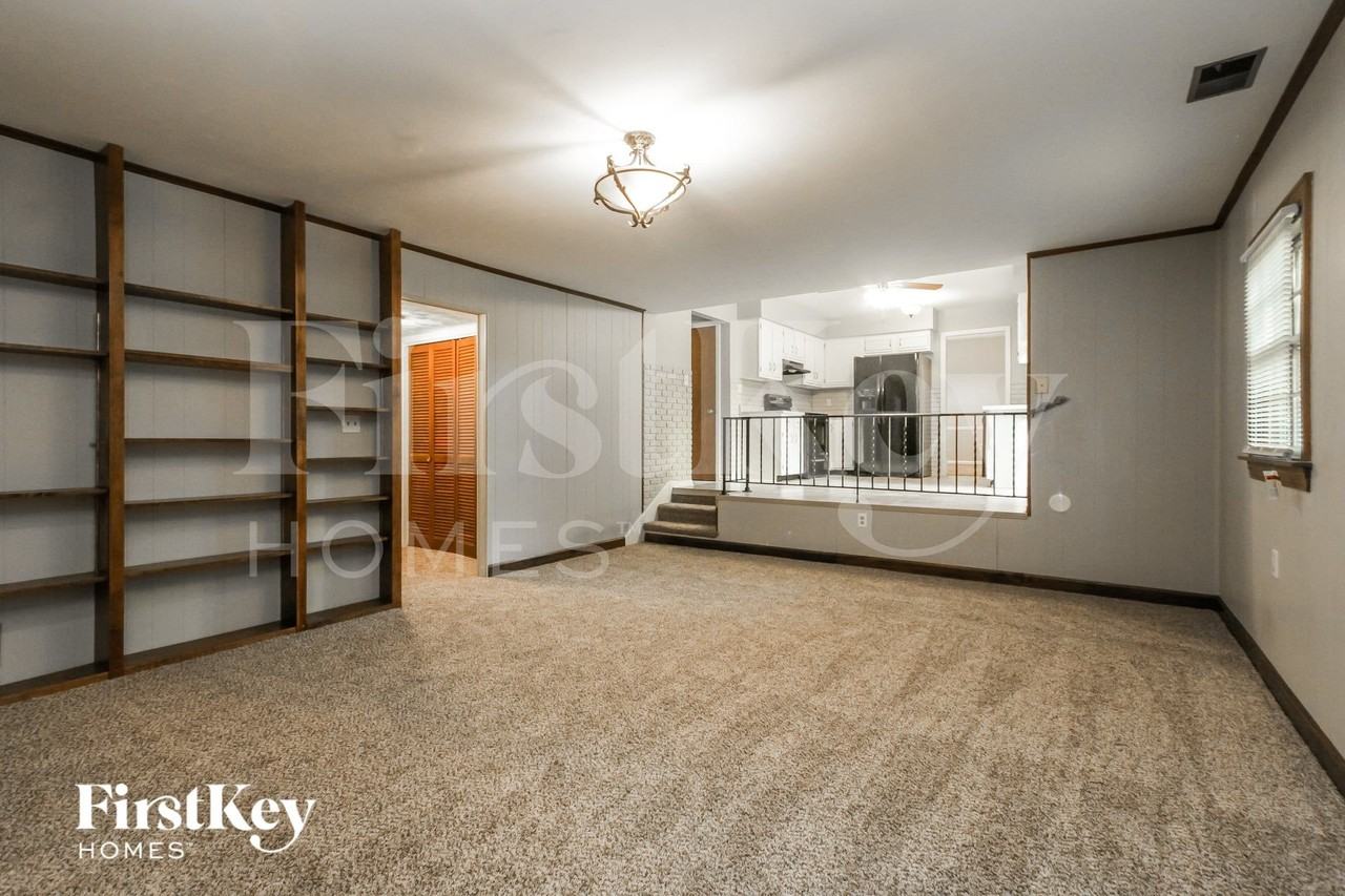 8341 Rodney Dr - Photo 3 of 15