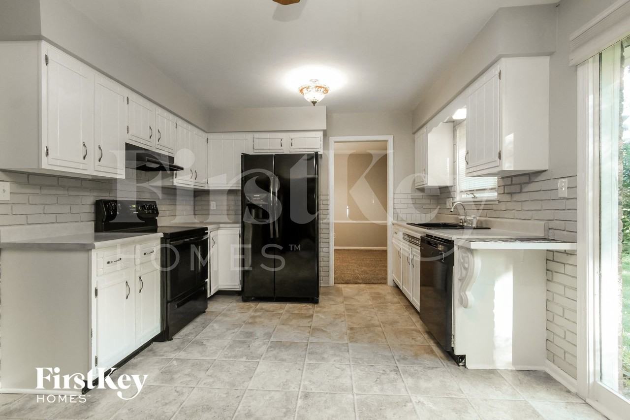 8341 Rodney Dr - Photo 5 of 15