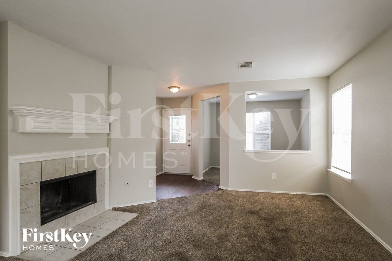 8126 Liberty Point Ln - Photo 4 of 15