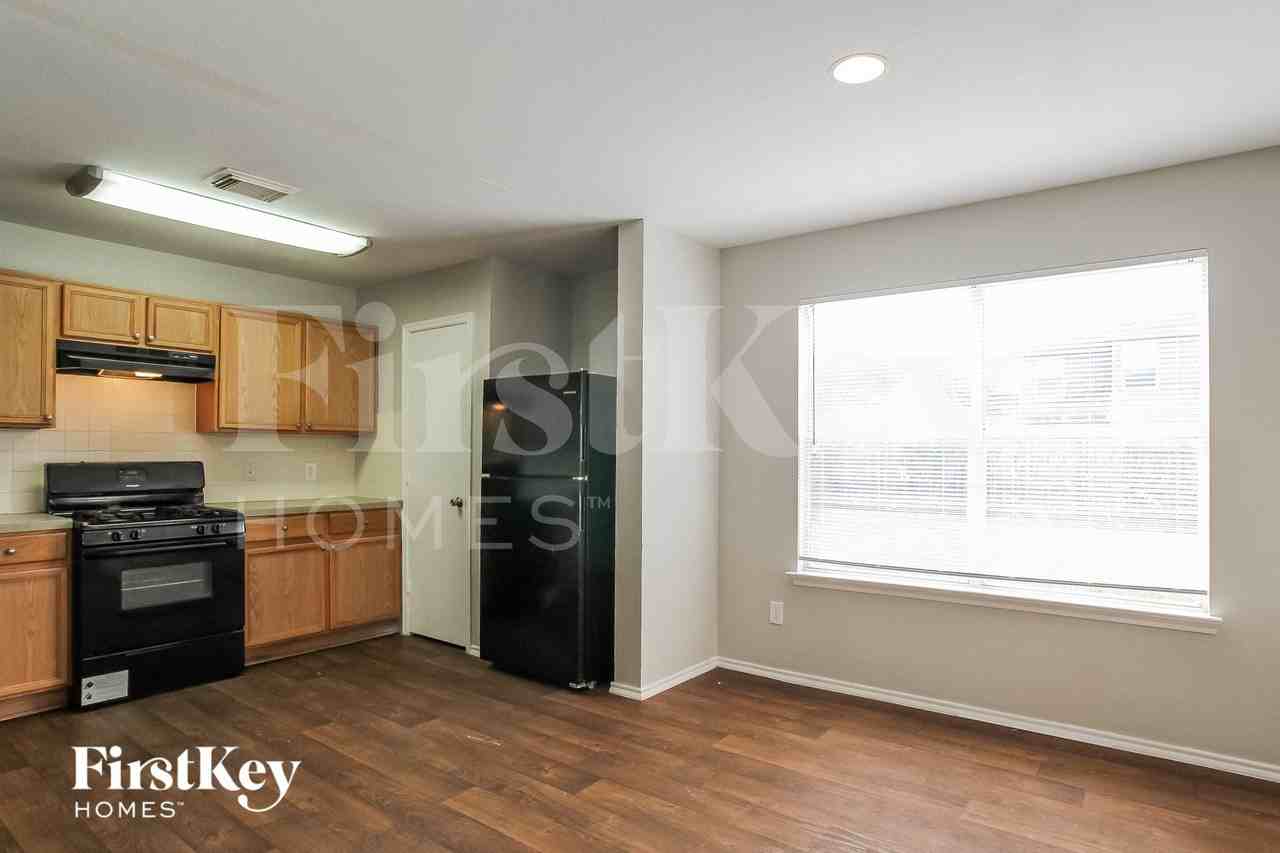 8126 Liberty Point Ln - Photo 5 of 15