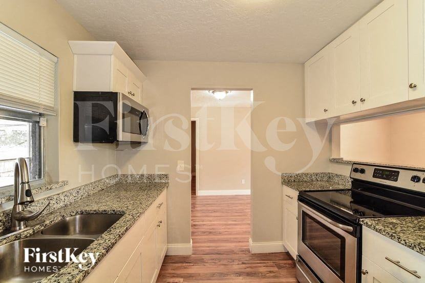 561 Hibiscus Rd - Photo 4 of 15