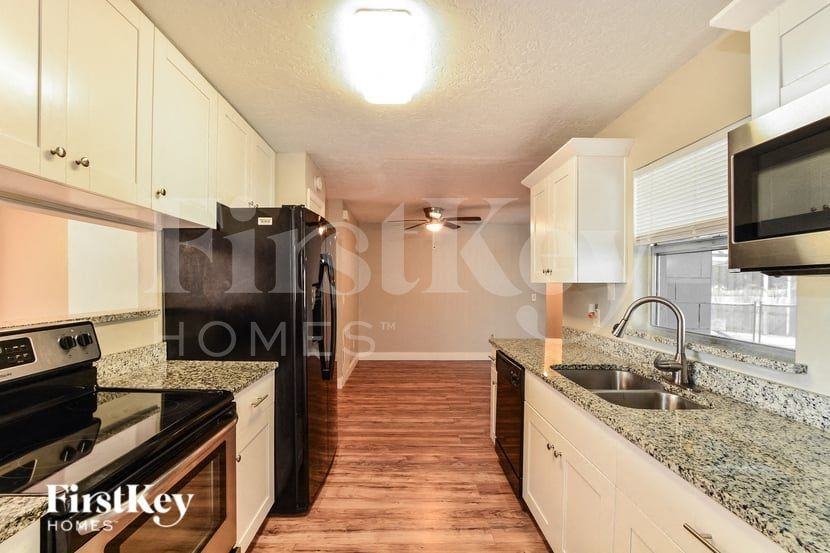 561 Hibiscus Rd - Photo 5 of 15