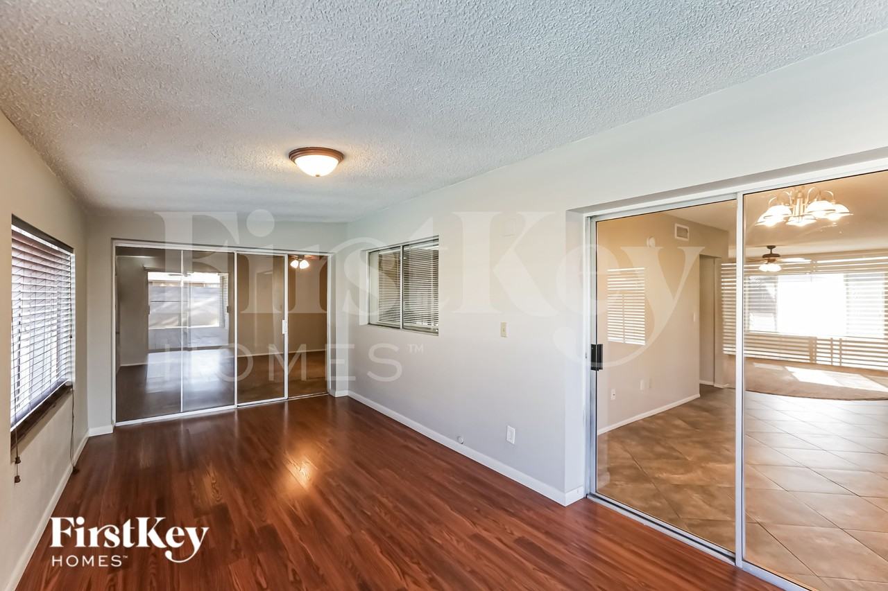 4656 W Townley Ave - Photo 7 of 16