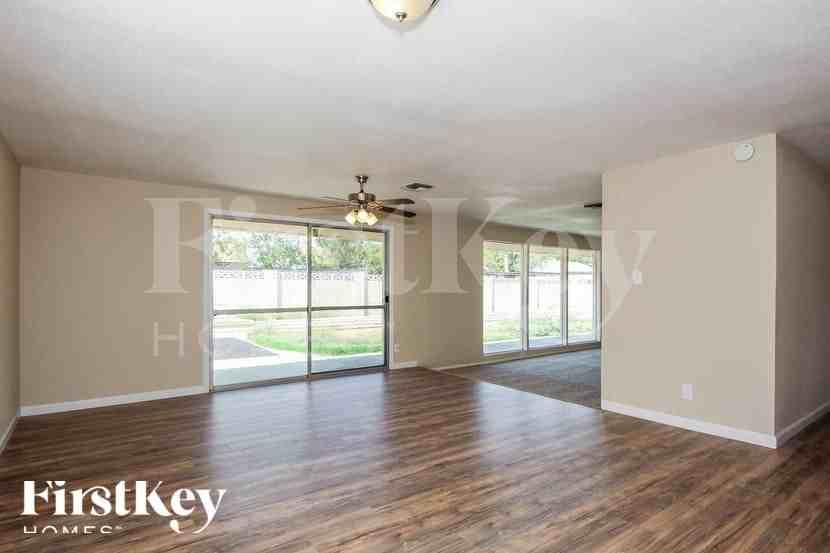 3826 W Griswold Rd - Photo 3 of 15