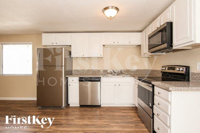3826 W Griswold Rd - Photo 4 of 15