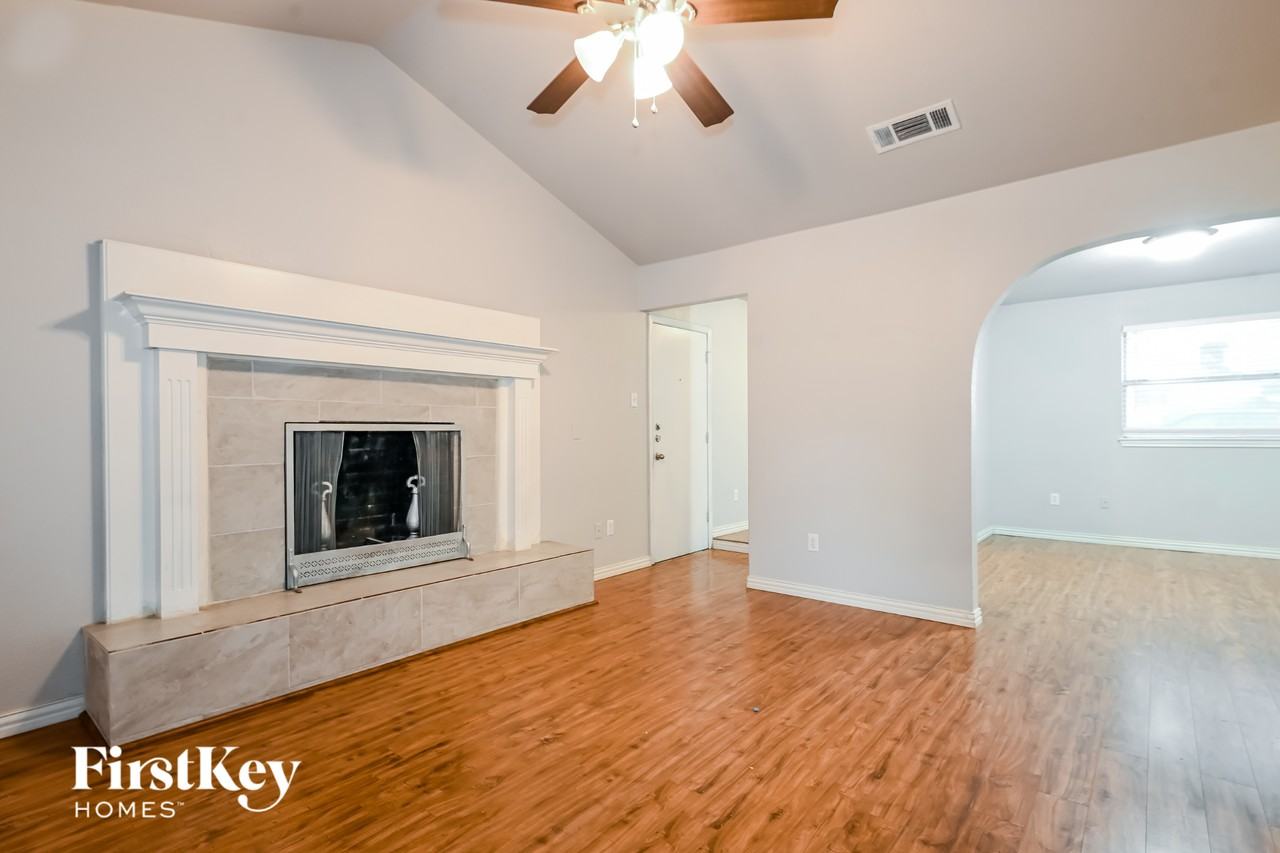 302 Shorewood Dr - Photo 3 of 15