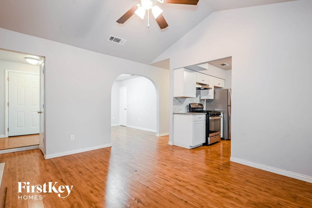 302 Shorewood Dr - Photo 4 of 15