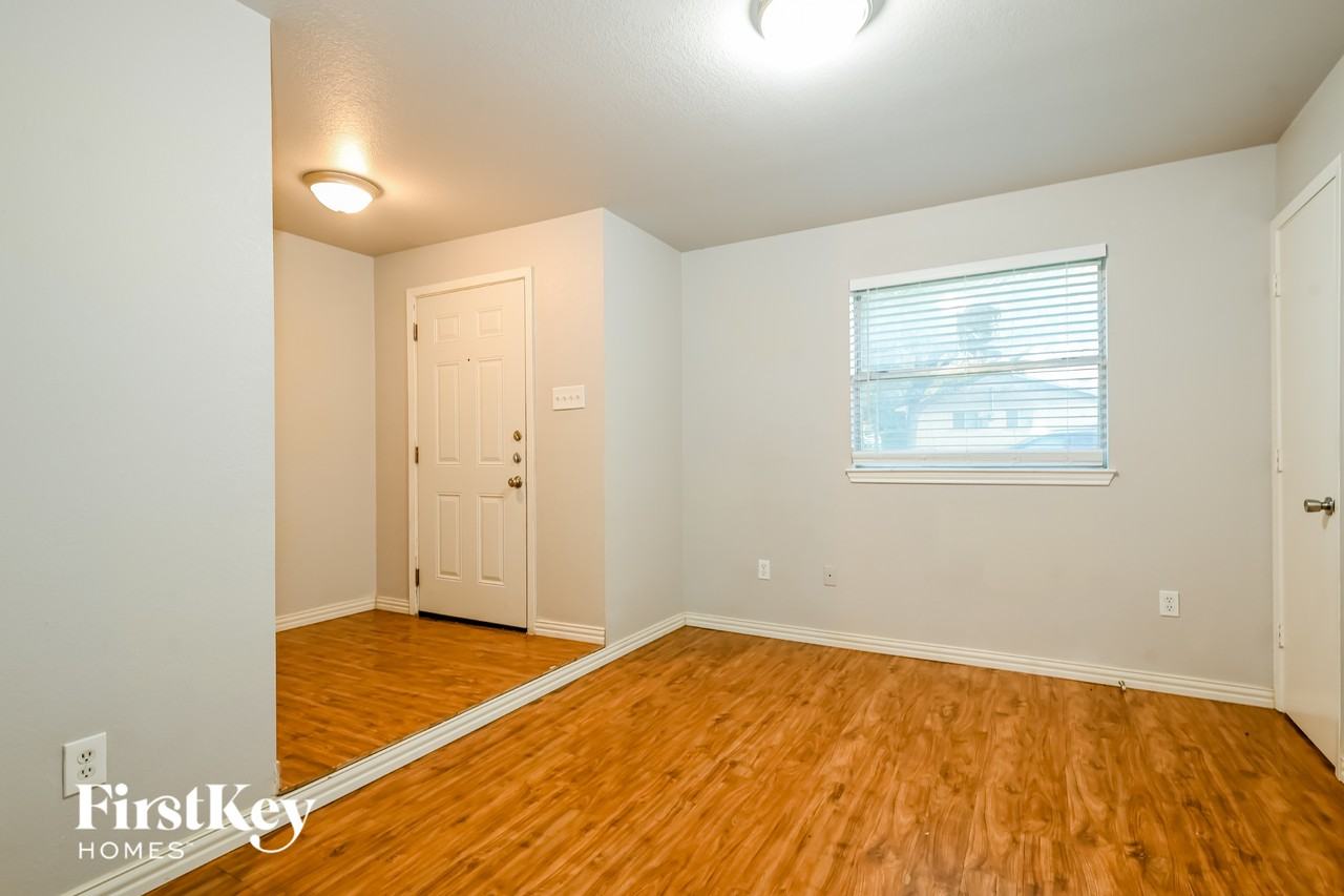 302 Shorewood Dr - Photo 5 of 15