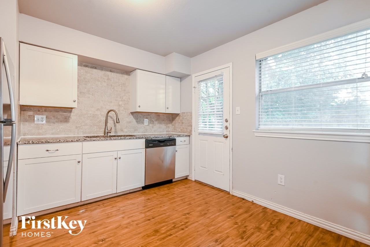 302 Shorewood Dr - Photo 7 of 15