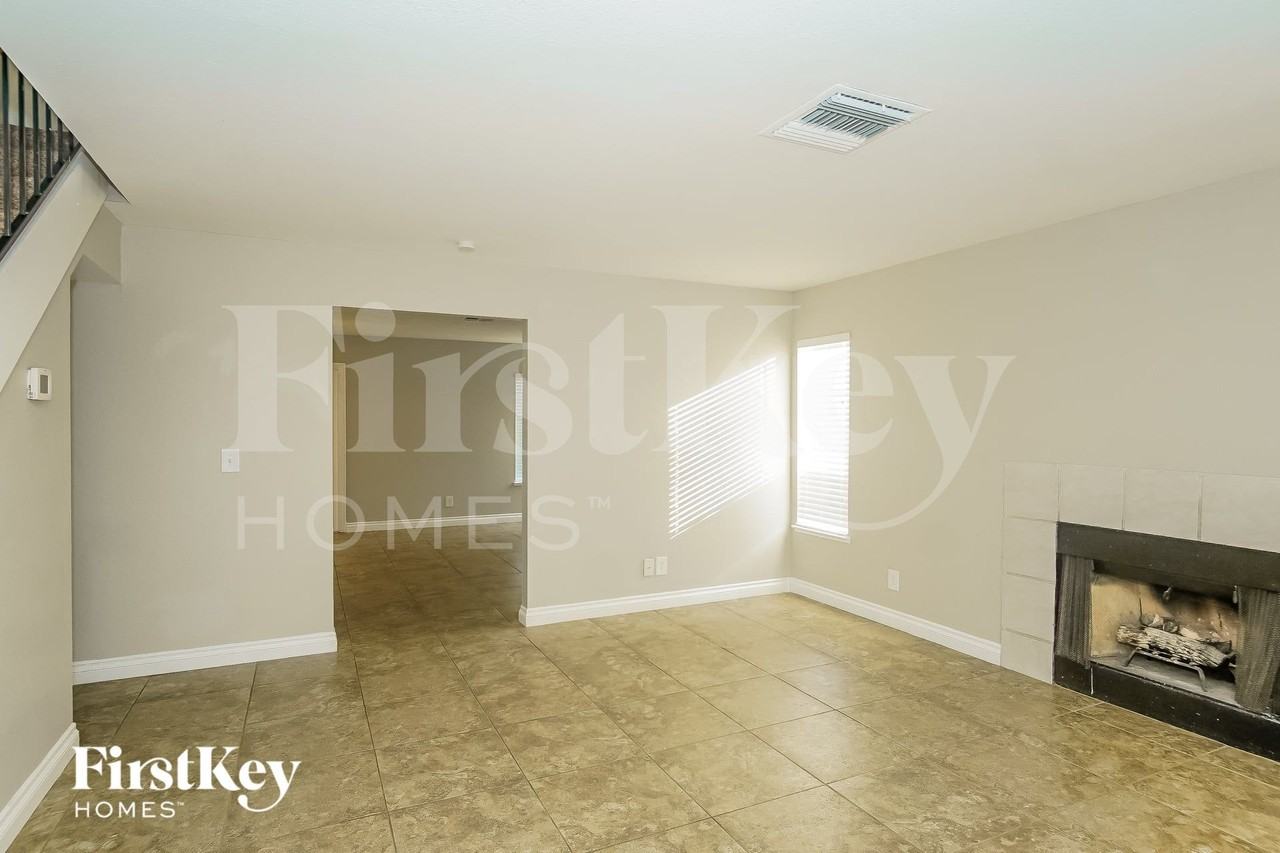 1727 Duarte Dr - Photo 5 of 15