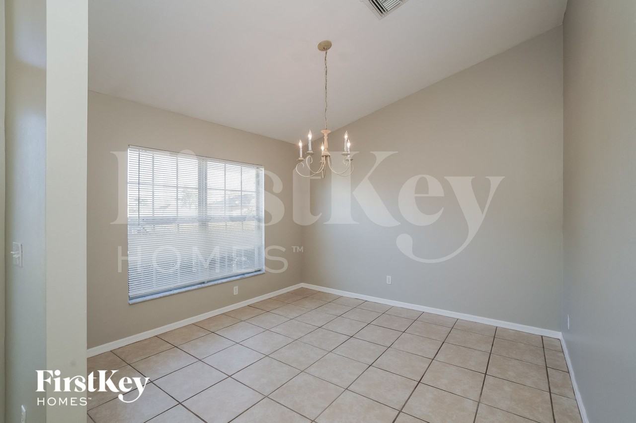 1702 Nw 18th St - Photo 4 of 15